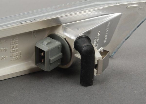 NEW GENUINE PORSCHE 987 BOXSTER CAYMAN 05-08 TURN SIGNAL REPEATER RIGHT O/S 98763103402 - Image 4