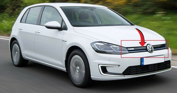 NEW GENUINE VOLKSWAGEN VW E-GOLF FRONT BUMPER CENTER GRILL WITH BLUE STRIP 5GE853651CYR - Image 2