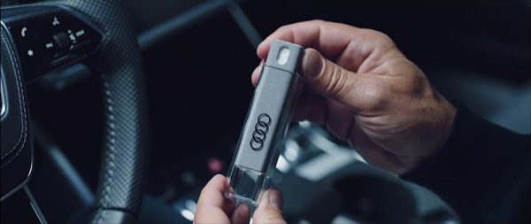 Genuine Audi 2 in 1 display cleaner - Blue - Image 4