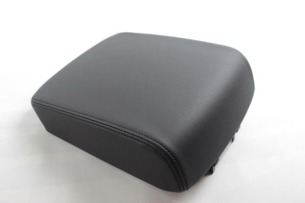 NEW GENUINE VW AMAROK 2010 - 2016 VW AMAROK COVER FOR CENTER CONSOLE ARMREST 2H6863761AICE
