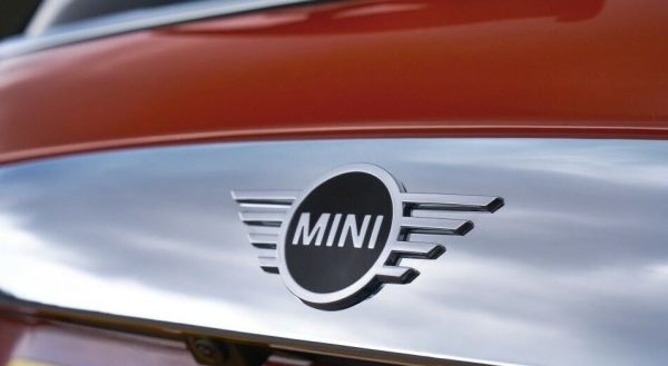 NEW GENUINE MINI F55 F56 F57 CHROME REAR TRUNK HANDLE WITH CAMERA HOLE + EMBLEM - Image 4