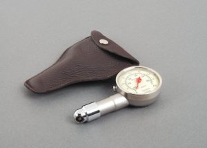 NEW GENUINE PORSCHE TIRE PRESSURE CLASSIC GAUGE WITH LEATHER CASE 91172220200