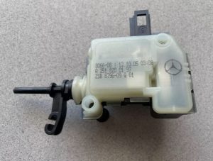 NEW GENUINE MERCEDES BENZ S ML CLS FUEL FLAP LOCKING ACTUATOR A2518200197