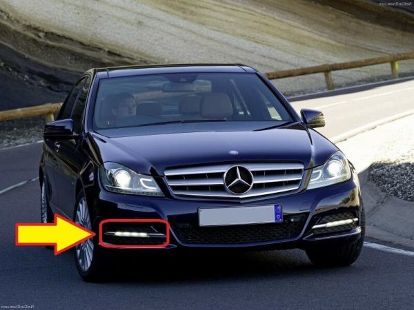 NEW GENUINE MERCEDES BENZ MB W204 C CLASS AVANTGARDE FRONT LOWER DRL GRILL RIGHT - Image 2