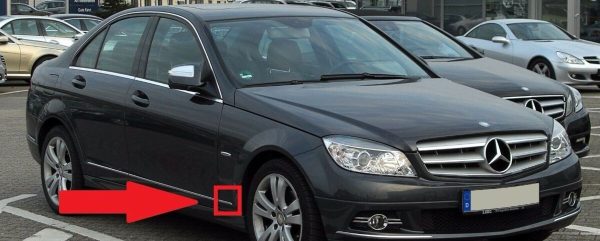 NEW GENUINE MERCEDES BENZ MB C CLASS W204 FRONT RIGHT FENDER CHROME MOLDING TRIM