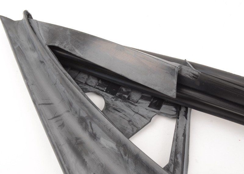 BMW NEW GENUINE E81 E88 E82 DOOR OUTER GUIDE CHANNEL SEAL RIGHT O/S 51337164936 - Image 3