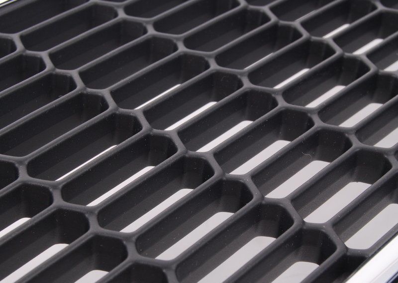 MINI NEW GENUINE R55 S R56 S R57 S FRONT BUMPER LOWER CENTER GRILL BLACK/CHROME 51112755465 - Image 5