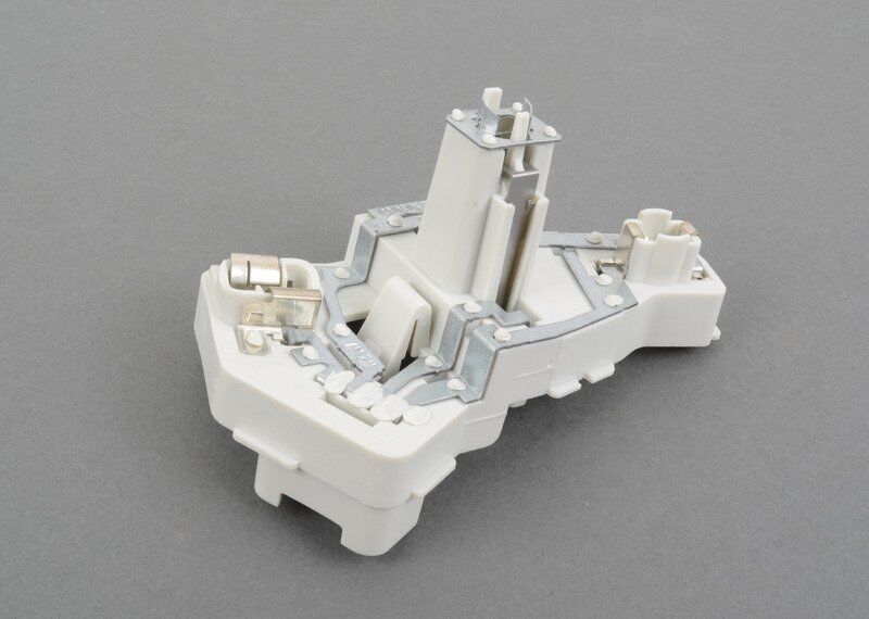 NEW GENUINE VW CC 09-12 INNER TAIL LIGHT BULB CARRIER HOLDER LEFT N/S 3C8945257A - Image 3