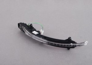 AUDI NEW GENUINE Q7 06-09 O/S RIGHT MIRROR LED TURN SIGNAL INDICATOR 4L0949102