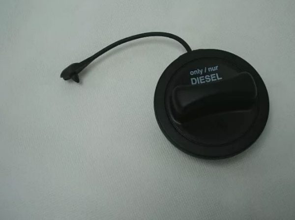 NEW GENUINE MERCEDES BENZ MB E CLASS W210 E200 E220 CDI FUEL FILLER SCREW CAP A2104700005