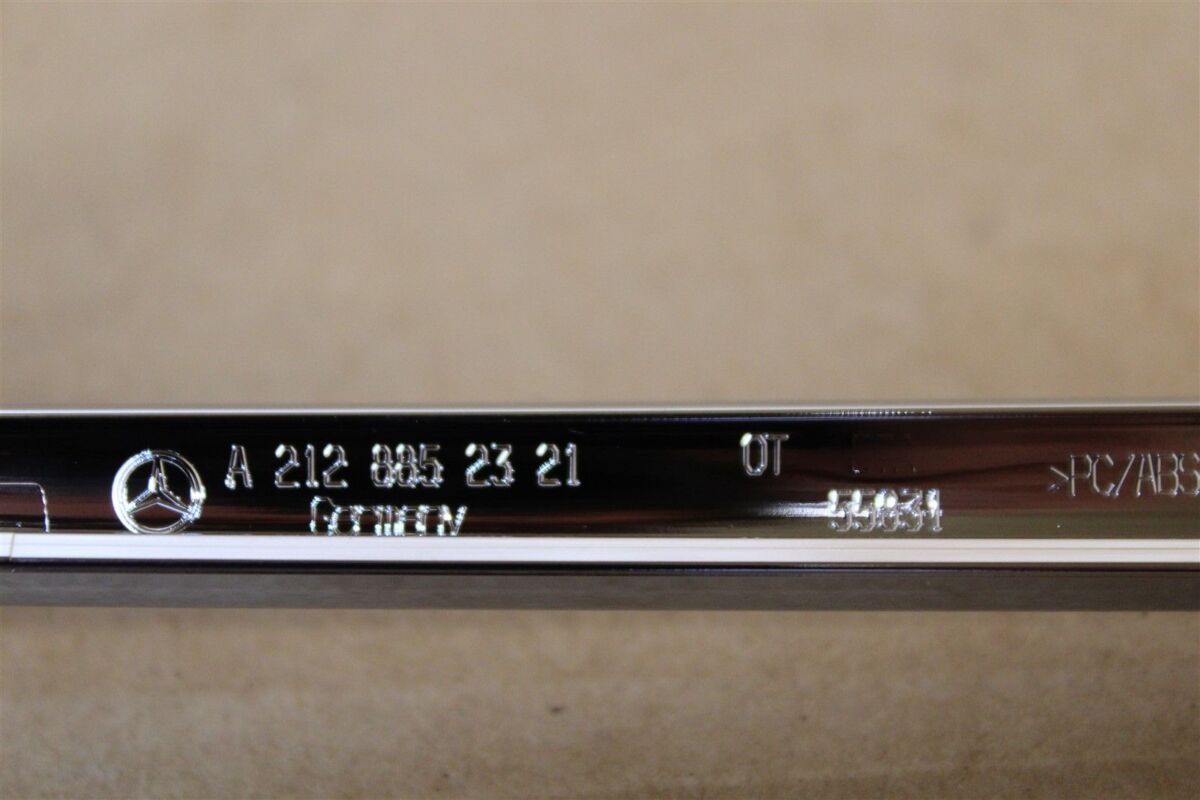 NEW GENUINE MERCEDES BENZ E CLASS W212 Radiator Grille Moulding A2128852321 - Image 2